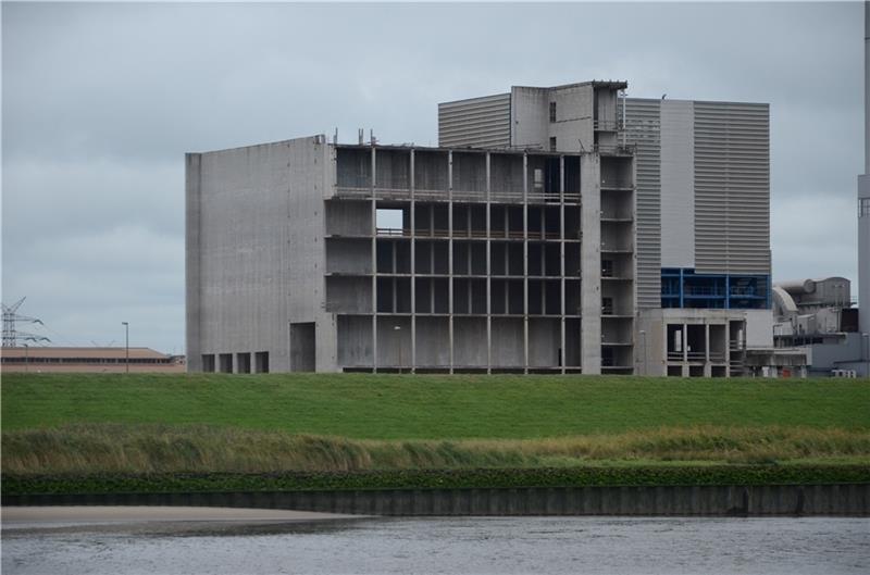 Wird oft als Ruine bezeichnet: der Rohbau der Ersatzbrennstoffanlage auf Bützflethersand. Der Eigentümer bezeichnete den Zustand der gebauten Kesselanlage – das Herzstück – als neuwertig.