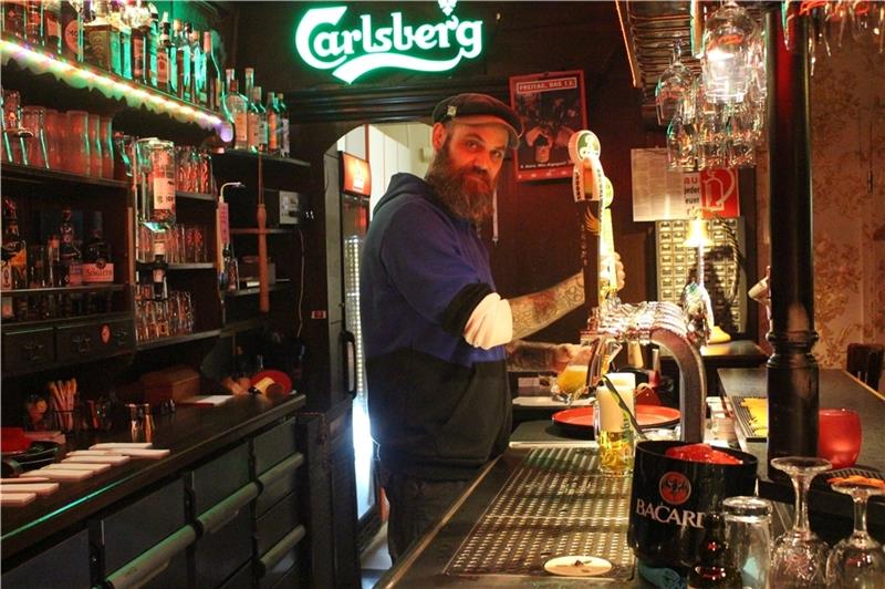 Wirt Dennis Wetzel steht hinter dem Tresen des „Bier-Baum“ und zapft die beliebtesten Biersorten: Astra und Lübzer. Fotos: Frank