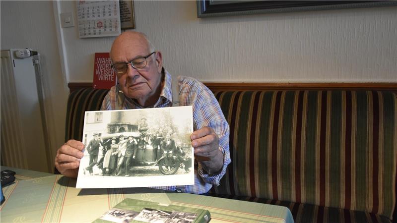 Wirt Heino Holst mit einem Foto der Gastwirte von früher.