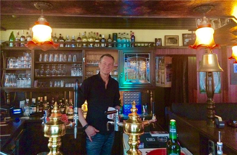 Wirt Jan Laboor im urigen Schankraum der „Stumpfen Ecke“ : Das klassische Stereotyp der Eckkneipe wird hier aufgebrochen. Foto Sonnleitner