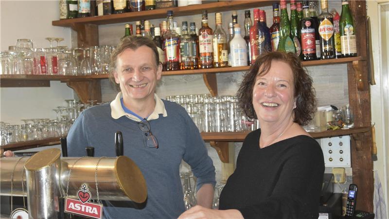 Oxbow Corner: Wirt Wolle ist seit 25 Jahren das Herz der Dorfkneipe Wirt Wolle Tobaben und seine Mitarbeiterin Manuela Teufel im Oxbow Corner.