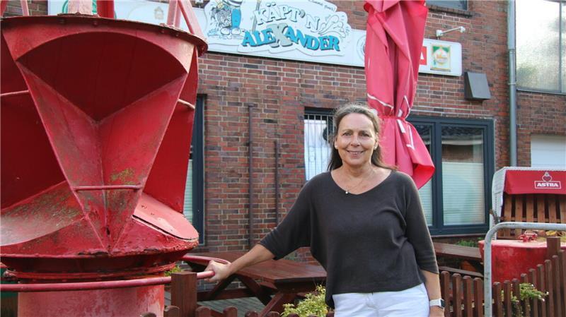 Wirtin Petra Kühnemund vor ihrer Kultkneipe Käpt'n Alexander – das Seezeichen davor weist auf den maritimen Charakter des kultigen Bierlokals hin.