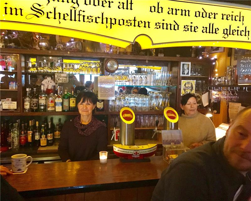 Wirtin Ulla Müller hinter ihrem Tresen der urigen Seemannskneipe „Zum Schellfischposten“. Fotos Sonnleitner