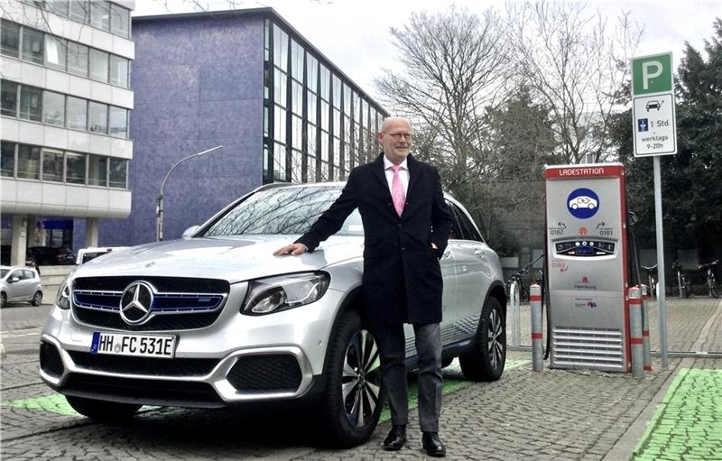 Wirtschafts- und Verkehrssenator Michael Westhagemann ist der erste Landesminister mit einem Wasserstoff-Dienstwagen. Der geleaste Mercedes GLC wird über eine Brennstoffzelle angetrieben. Foto: Lorenz