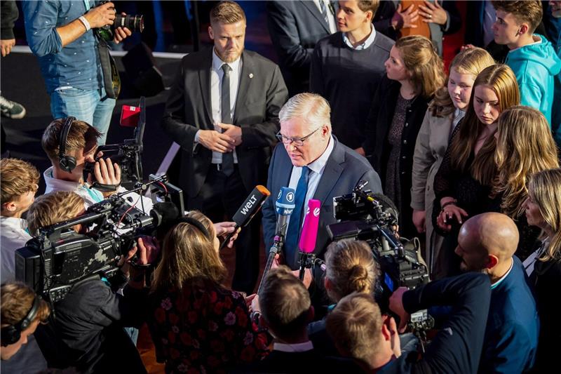 Harburgs Landrat muss in Stichwahl am 23. Oktober Wirtschaftsminister Bernd Althusmann gewann im Wahlkreis Seevetal das Direktmandat, gehört auf Landesebene aber zu den Wahlverlierern. Foto: dpa