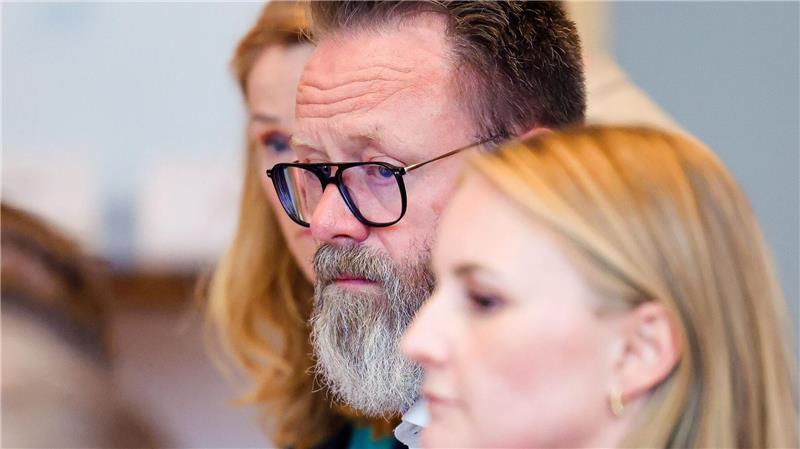 Streit um Umgang mit Northvolt-Akten Wirtschaftsminister Claus Ruhe Maden (CDU) verteidigt im Ausschuss die Arbeit der Landesregierung im Fall Northvolt.