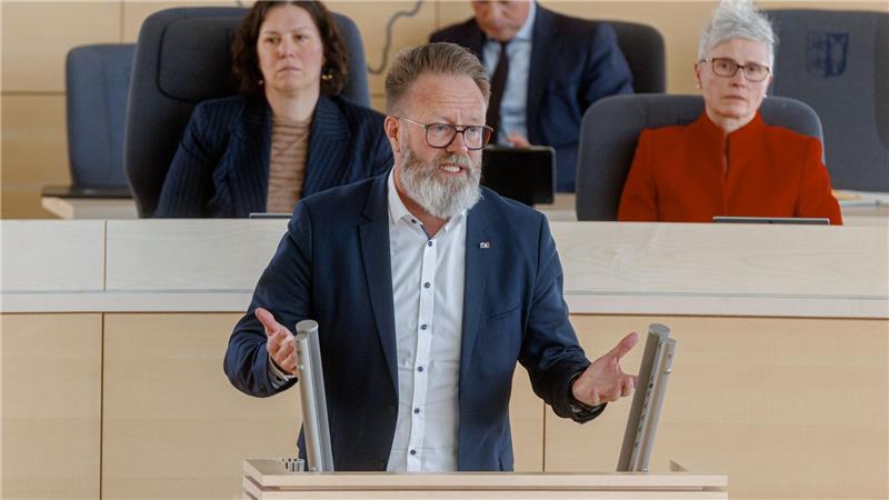 Wirtschaftsminister Claus Ruhe Madsen (CDU) warnt, der Staat könne nicht alles wegbügeln.