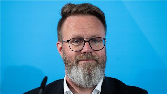 Wirtschaftsminister Claus Ruhe Madsen (CDU) will bei der Munitionsbergung gemeinsam mit Mecklenburg-Vorpommern Pläne für ein Kompetenzzentrum erarbeiten. (Archivbild)