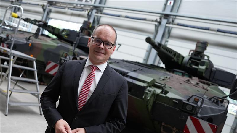 Wirtschaftsminister Tonne sieht Rüstung als neuen Jobmotor Wirtschaftsminister Grant Hendrik Tonne (SPD) besichtigt bei seiner Sommerreise die Schützenpanzer-Produktion in Unterlüß.
