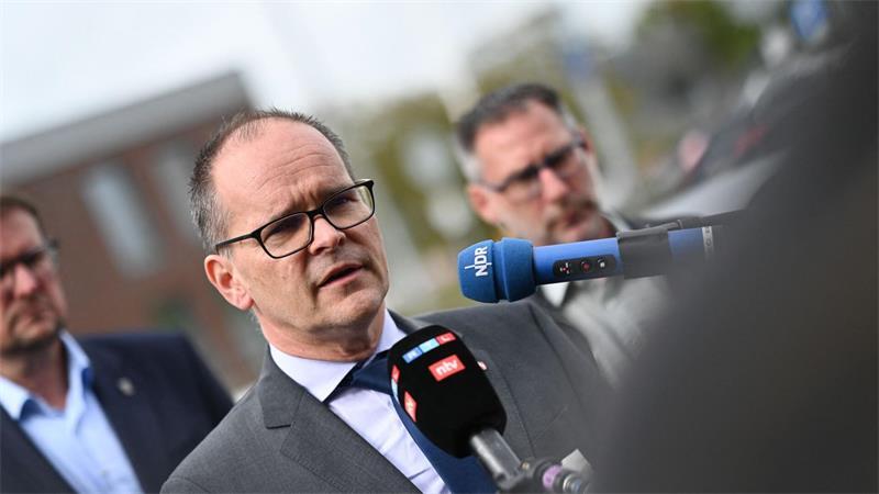 Emden bangt um Zukunft des VW-Werks – „Tür ist nicht zu“ Wirtschaftsminister Grant Hendrik Tonne (SPD) besuchte spontan das Emder VW Werk.