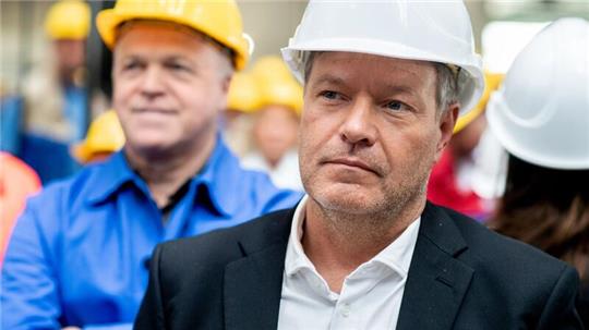 Wirtschaftsminister Habeck besucht die Meyer Werft im Rahmen seiner Nordwest-Tour.