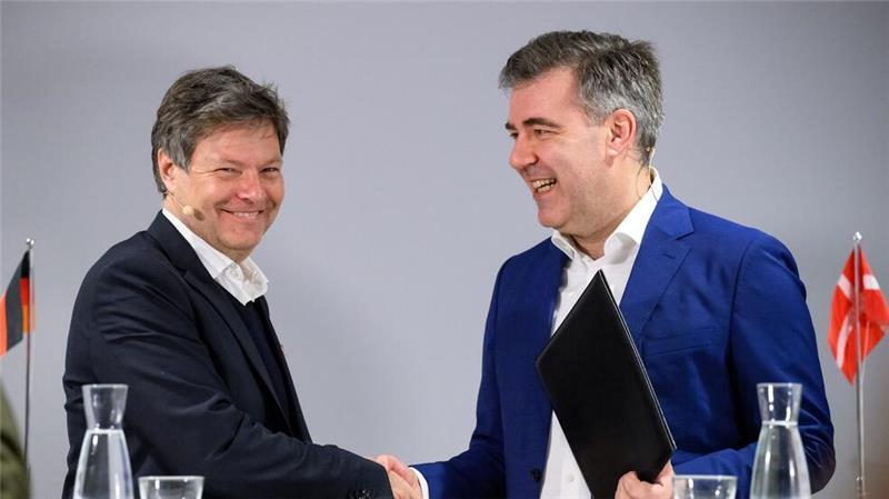 Wirtschaftsminister Habeck (l) hatte die Vereinbarung im März 2023 in Kopenhagen mit seinem Kollegen Lars Aagaard unterzeichnet. (Archivbild)