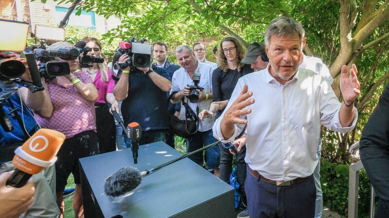 Heizungstausch: Förderung nun für alle – Irrtum hält sich hartnäckig Wirtschaftsminister Robert Habeck (Grüne) warb zuletzt erneut für Wärmepumpen.