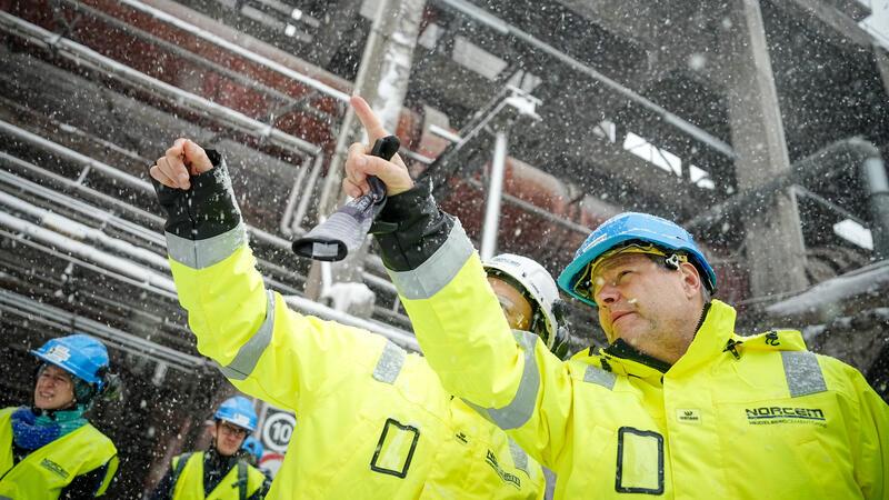 Speicherung von CO2 im Nordsee-Boden soll erlaubt werden Wirtschaftsminister Robert Habeck bei einem Besuch des Unternehmen Norcem in Norwegen, wo sie er sich über CO2-Speicherung informierte.