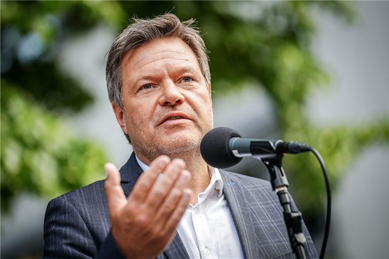 Wirtschaftsminister Robert Habeck drängt auf eine zügige Verabschiedung des Heizungsgesetzes noch vor der Sommerpause.