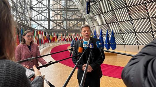 Wirtschaftsminister Robert Habeck findet, dass Brandenburgs Regierungschefs mit seinen Aussagen zu einer möglichen Rückkehr russischer Öllieferungen „völlig falsch“ liegt.