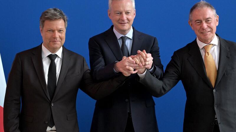 Trilaterales Ministertreffen: Autonomie der EU sichern Wirtschaftsminister Robert Habeck (l-r)kommt mit seinen Amtskollegen Bruno Le Maire aus Frankreich und Adolfo Urso aus Italien für ein trilaterales Treffen zur europäischen Industriepolitik zusammen.