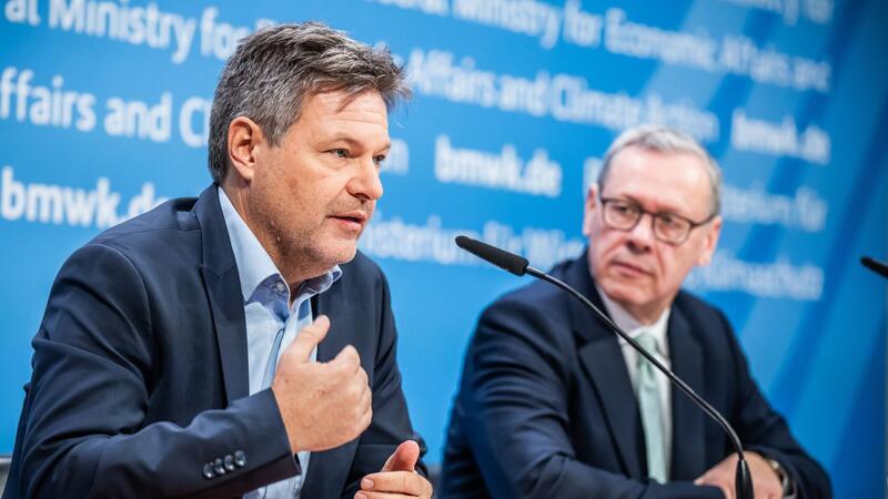 Die Henne und das Ei: Pläne für das deutsche Wasserstoffnetz Wirtschaftsminister Robert Habeck spricht neben Thomas Gößmann, Vorstandsvorsitzender FNB Gas e.V, zu den Plänen für ein deutsches Wasserstoffkernnetz.
