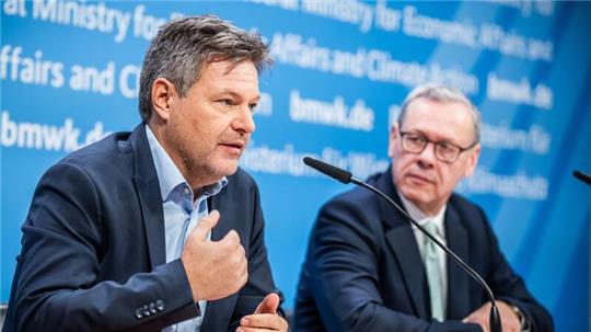 Wirtschaftsminister Robert Habeck spricht neben Thomas Gößmann, Vorstandsvorsitzender FNB Gas e.V, zu den Plänen für ein deutsches Wasserstoffkernnetz.