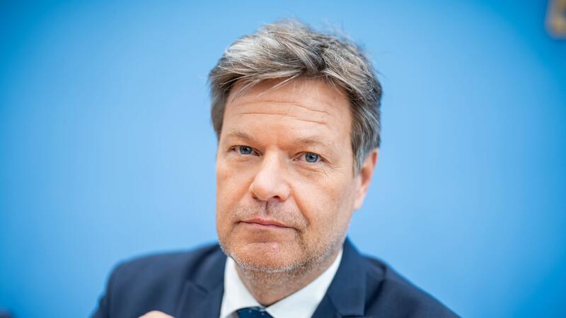 Bundesregierung hebt Konjunkturprognose leicht an Wirtschaftsminister Robert Habeck spricht sich angesichts struktureller Probleme des Standorts für Reformen aus.