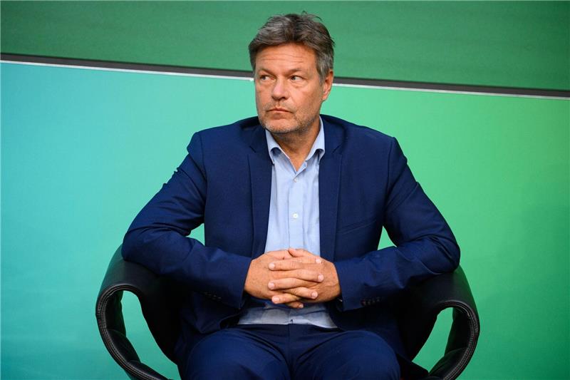 „Wir verlieren Unternehmen”: Sorgen in der Industrie wachsen Wirtschaftsminister Robert Habeck spricht sich für einen temporär begrenzten und staatlich subventionierten «Brückenstrompreis» für energieintensive Unternehmen aus. In der Koalition ist das umstritten.