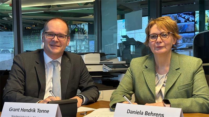 Sorge vor Anschlag – Niedersachsen bei Drohnenabwehr blank? Wirtschaftsminister Tonne und Innenministerin Behrens fordern Unterstützung vom Bund für den Flughafen Hannover. (Archivbild)