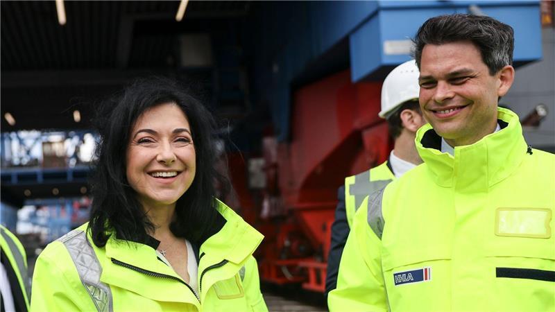 Wirtschaftsministerin Reiche fordert bei einem Besuch im Hamburger Hafen Strukturreformen in Deutschland.