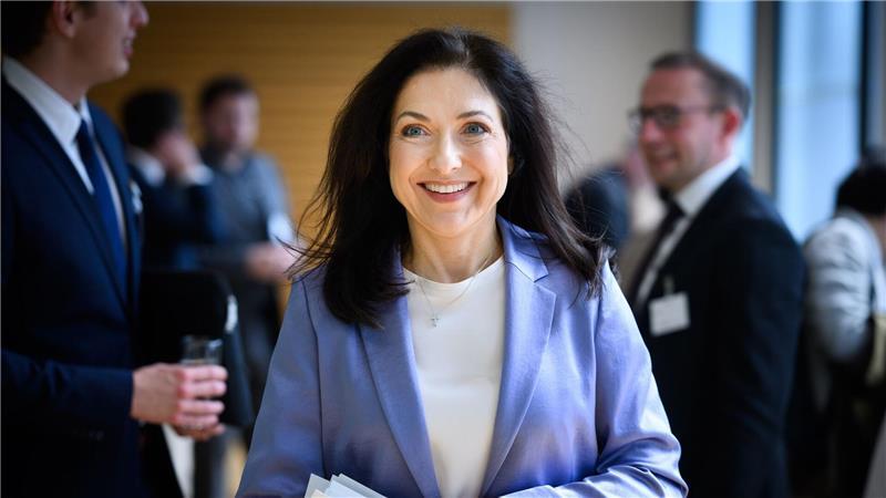 Wirtschaftsministerin Reiche ist erkennbar froh über die Genehmigung aus Brüssel.