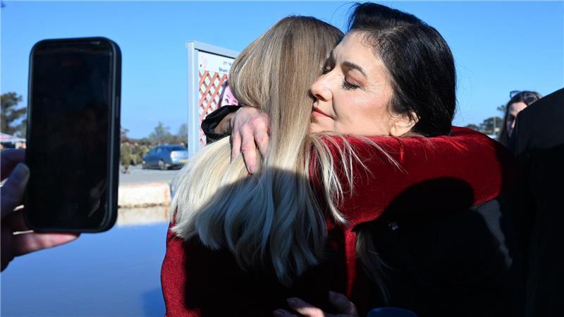 Reiche am Ort des Terrors: „Verneige mich vor den Opfern“ Wirtschaftsministerin Reiche umarmt eine Überlebende des 7. Oktober.