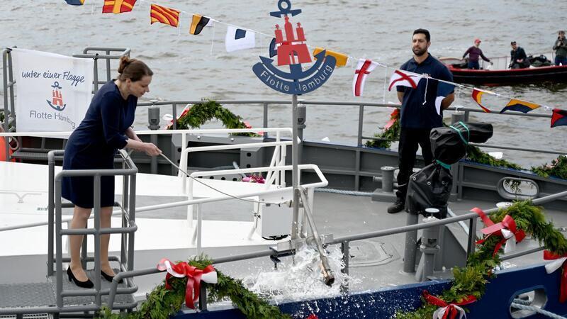 Wirtschaftssenatorin Melanie Leonhard (SPD) tauft das Polizeischiff „Bürgermeister Brauer“ am zweiten Tag des Hafengeburtstags.