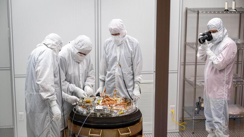 Probe von Asteroid Bennu: Spuren von Wasser und Kohlenstoff Wissenschaftler arbeiten an der von der Nasa-Sonde „Osiris-Rex“ über der Erde abgeworfenen Kapsel mit einer Geröllprobe vom Asteroiden Bennu.