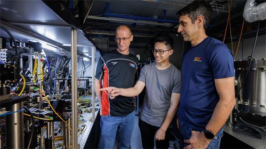 Wissenschaftler der National University of Singapore - im Bild von links nach rechts Teamleiter Murray Barrett, Michael Lee und Kyle Arnold - haben die aktuell genaueste Atomuhr der Welt gebaut. 
