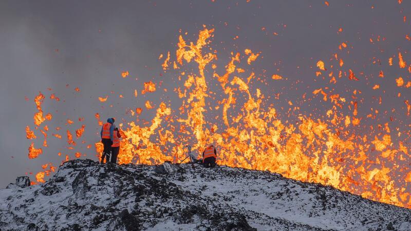 Lage nach Vulkanausbruch auf Island stabil Wissenschaftler der Universität von Island machen Messungen und nehmen Proben.