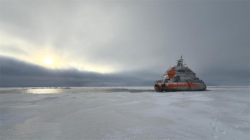 „ISS der Arktis“ auf Expedition – Hund warnt vor Eisbären Wissenschaftler und Besatzungsmitglieder bleiben mindestens acht Monate auf dem Schiff. (Handout)
