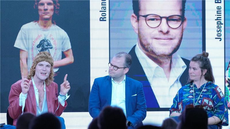 Wissenschaftlerinnen und Wissenschaftler fordern in der Debatte um ein Social-Media-Verbot für unter 16-Jährige, die Plattform stärker in die Verantwortung zu nehmen. 
