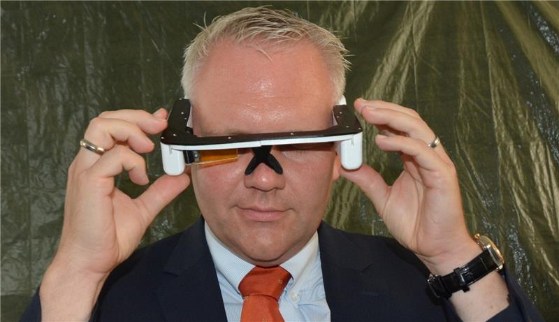 Wissenschaftsminister Björn Thümler mit einer hochtechnisierten Brille, die an der Hochschule 21 entwickelt wird, um Parkinson-Kranken das Leben zu erleichtern. Foto Stephan