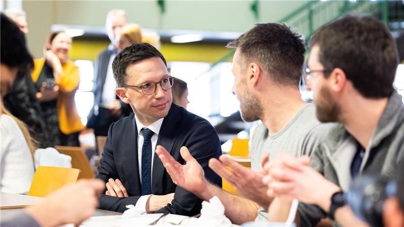 Petition im Landtag: Studierende fordern Entlastung Wissenschaftsminister Falko Mohrs (links) suchte 2023 in der Hauptmensa des Studentenwerks Hannover den Austausch mit den Studierenden. (Archivbild)