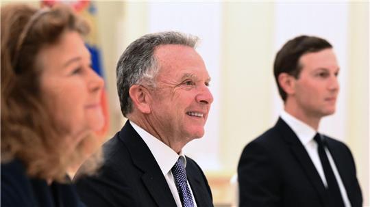 Witkoff (M) und Kushner (r) waren am Dienstag für Ukraine-Verhandlungen zu Gast im Kreml. 
