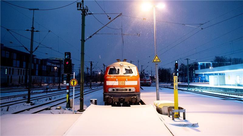 Witterungsbedingt ist der Zugverkehr in weiten Teilen Niedersachsens weiter beeinträchtigt. (Archivbild)