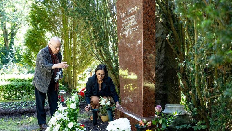 SPD gedenkt Heide Simonis Witwer Udo Simonis und SPD-Landesvorsitzende Serpil Midyatli legten Blumen auf Heide Simonis‘ Grab nieder.