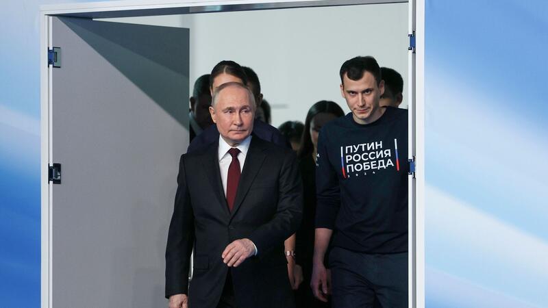 Kremlchef Putin lässt Rekordergebnis verkünden Wladimir Putin (M) ist in Russland seit rund einem Vierteljahrhundert an der Macht.