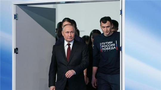 Wladimir Putin (M) ist in Russland seit rund einem Vierteljahrhundert an der Macht.