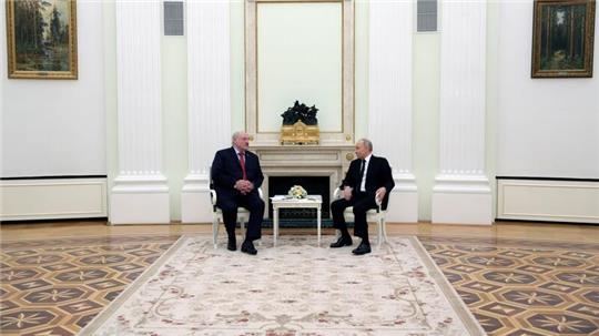 Wladimir Putin (r) und Alexander Lukaschenko im Kreml.