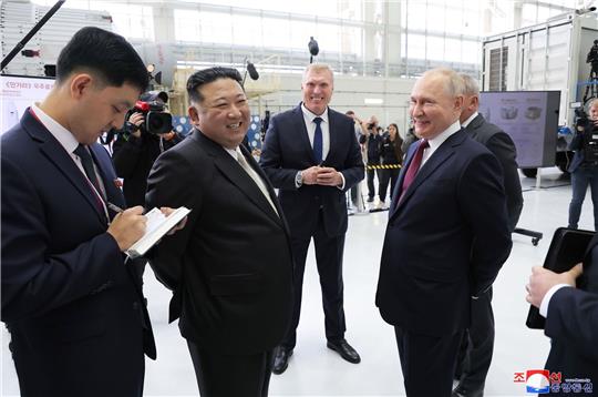 Wladimir Putin und Kim Jong Un beim Besuch des Weltraumbahnhofs Wostotschny außerhalb der Stadt Ziolkowski.