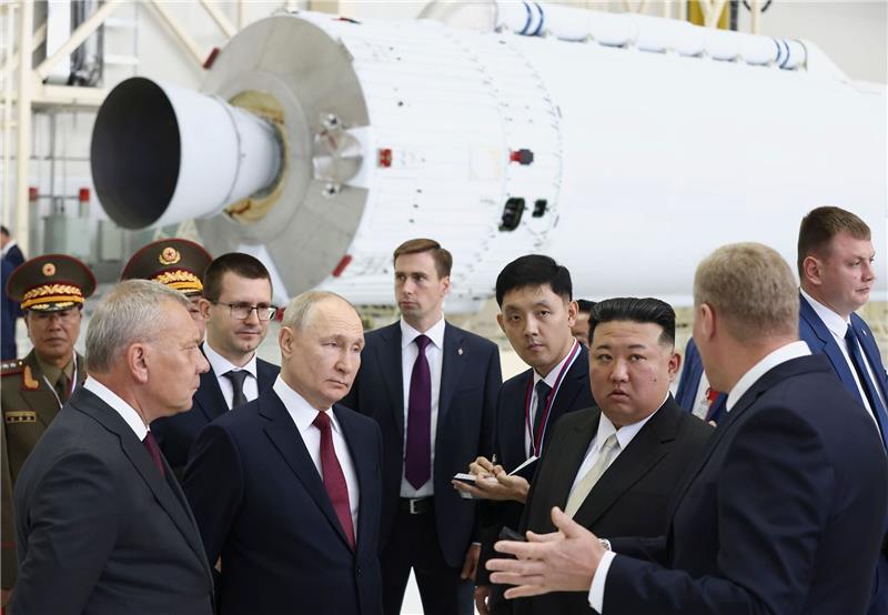 Kim verspricht Putin Unterstützung im Ukraine-Krieg Wladimir Putin und Kim Jong-un unterhalten sich in einer Raketenmontagehalle.