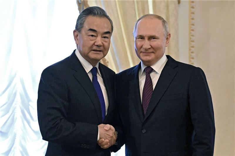 Chinas Außenminister zu Gast bei Putin Wladimir Putin und empfängt Chinas Außenminister Wang Yi im Konstantin-Palast in St. Petersburg.