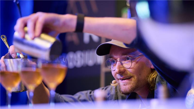 Wladimir Reichert von der erst kürzlich eröffneten Bar „Studio“ in Zürich mixt seinen Gewinner-Cocktail „Unruh“.