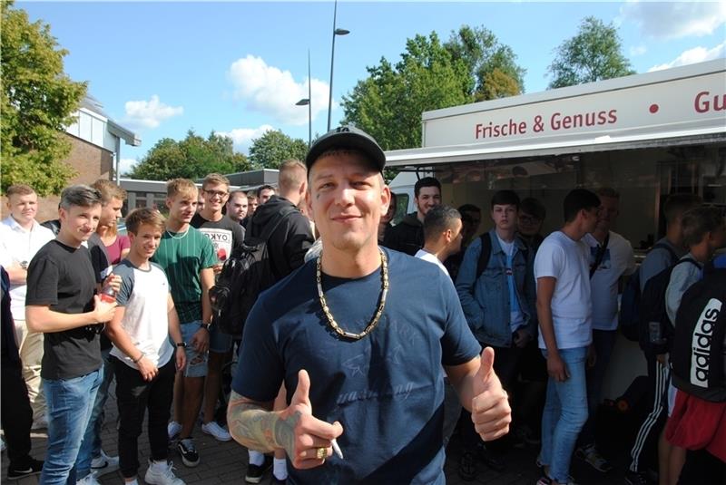 Wo MontanaBlack auftaucht, ist der Andrang groß. Wie hier bei der Dönerbude am Torfweg, wo es nach Aussage des Youtubers den besten Döner von Buxtehude gibt. Fotos: Richter