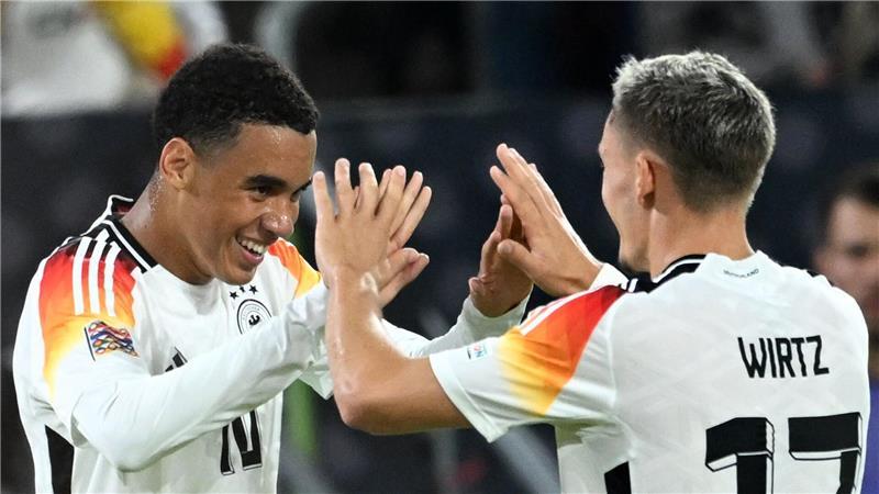 Fußball, Nations League A, Deutschland - Ungarn, Gruppenphase, Gruppe 3, Spieltag 1, Merkur Spiel-Arena, Deutschlands Jamal Musiala (l) jubelt mit Deutschlands Florian Wirtz über seinen Treffer zum 2:0. TV-Rechte für Länderspiele sind besonders teuer. (zu dpa: «Nach TV-Deal der Telekom für WM 2026: Wer zeigt DFB-Auswahl?»)
