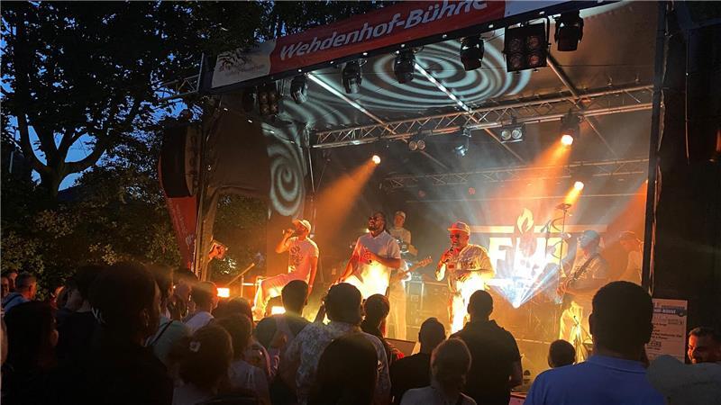 Buxtehuder Altstadtfest: In dieser Partymeile ist richtig Musik Wo Musik ist, wird gefeiert und getanzt: Am Freitagabend setzte die Band I-Fire mit ihren fetten Beats und funkigem Sound die Wehdenhof-Bühne musikalisch in Flammen.
